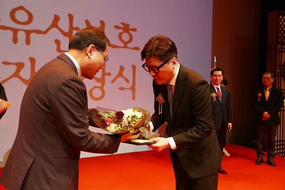 NSP통신-김종진 문화재청장으로부터 대통령 표창을 수상하는 이승현 라이엇 게임즈 한국 대표.