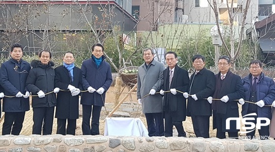 NSP통신-곡성군이 지난 8일 서울 종로구청 앞 청진공원에서 가진 곡성군-종로구 자매결연 5주년 기념 사과나무 표지석 제막식 . (곡성군)