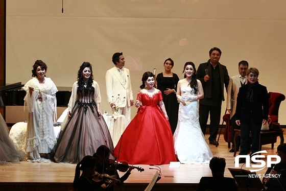 NSP통신-오페라 라 트라비아타 축배의 노래 부분에서 배우들이 노래를 부르고 있다. (김덕엽 기자)