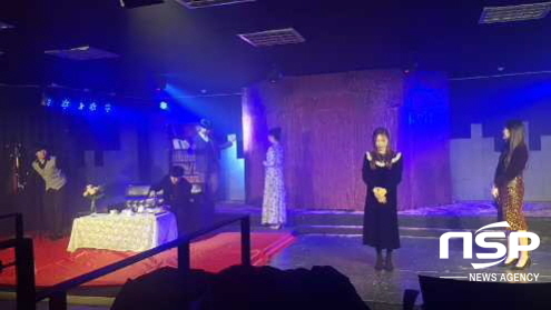 NSP통신-졸업공연에서 연기를 펼치고 있는 호산대 연기과 학생들. (호산대학교)