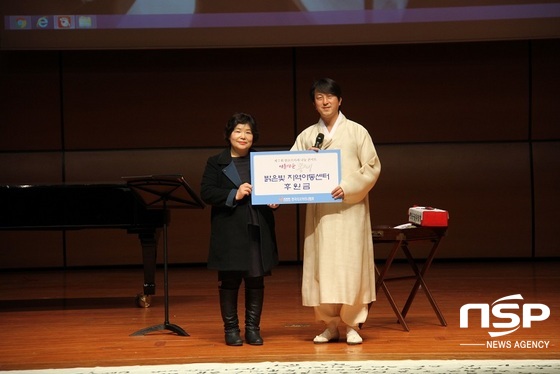 NSP통신-김준모 한국식오카리나 협회장(우)이 밝은 빛 지역아동센터에 후원하며 기념사진을 찍고 있다. (박승봉 기자)