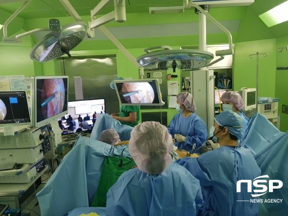 NSP통신-김도균 과장이 중앙수술실에서 복강경을 통한 심부자궁내막증 환자의 수술상황을 컨퍼런스홀과 연결된 모니터와 카메라를 보며 설명하고 있다 (포항성모병원)