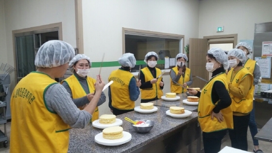 NSP통신-용인시에서 운영하는 사회적경제 기업 탐방 프로그램 중 케이크 체험활동 모습. (용인시)