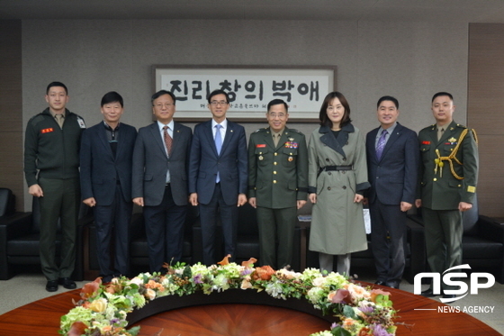 NSP통신-대구과학대학교(총장 박준)는 해병대사령부(사령관 전진구)와 최근 대학본부 접견실에서 학ㆍ군 교류협약을 체결했다.(왼쪽에서 4번째 대구과학대 박준총장, 5번째 해병대교육훈련단장, 7번째 국방기술행정과 유근환 학과장). (대구과학대학교)