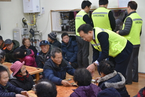 [NSP PHOTO]경북관광공사,  무료급식소 찾아 기부금 전달하고 급식 봉사 펼쳐
