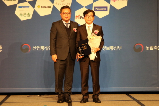 NSP통신-서울디지털대학교 안병수 대외협력처장(우)이 스타브랜드 대상을 수상하고 있다 (서울디지털대학교 제공)