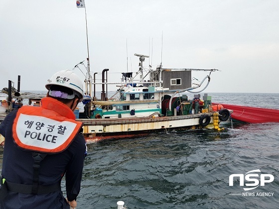 NSP통신-해경이 도계위반 무허가 조업 멸치잡이 어선을 단속하고 있다.