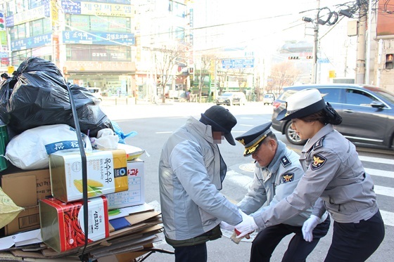 NSP통신-일산서부경찰서 소속 경찰관들이 관내 고물상 및 폐지 줍는 노인들을 직접 찾아가 방한용품을 배부하고 있다. (일산서부경찰서)