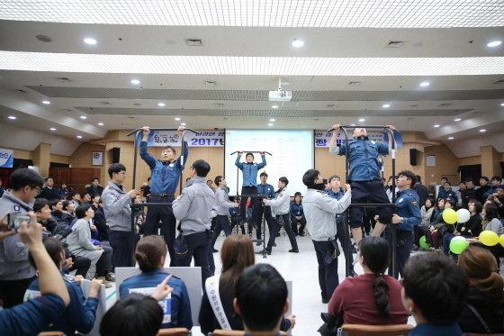 NSP통신-12일 경기남부지방경찰청 강당에서 열린 몸짱대회에서 참가자들이 턱걸이를 하고 있다. (경기남부경찰청)