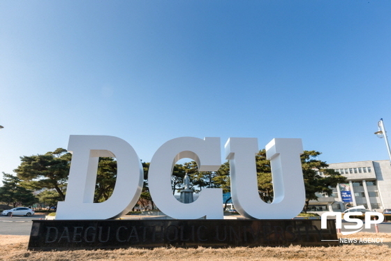 NSP통신-대구가톨릭대는 최근 본관 앞 성모상 주변에 DCU 조형물을 설치했다. (대구가톨릭대)