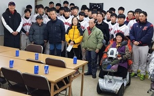 [NSP PHOTO]호원대 야구부, 장애인 가정에 겨울나기 물품 전달