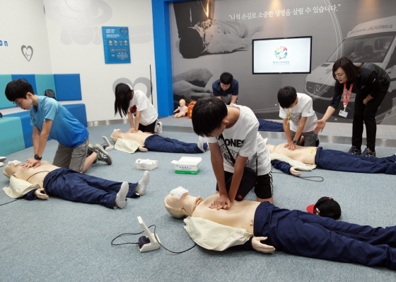 NSP통신-지난 7월 여름방학을 맞아 삼성전자 환경안전체험관을 방문한 청소년들이 심폐소생술 교육을 받고 있다. (삼성전자)