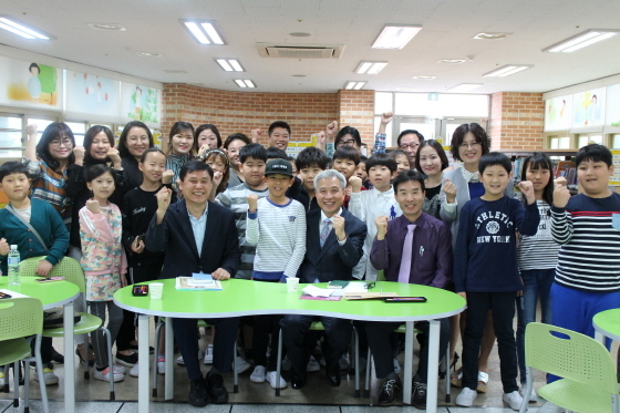 NSP통신-곽상욱 오산시장이 관내 학교 현장을 방문해 학생, 학부모, 교직원들과 기념촬영을 하고 있다. (오산시)