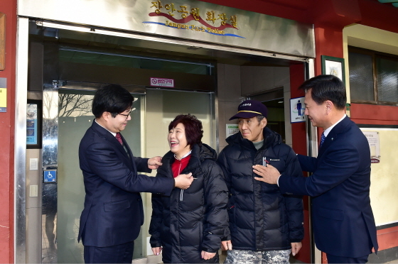 NSP통신-염태영 수원시장이 기업은행 동수원지점과 함께 공중화장실 관리인들에게 방한복 269벌을 전달하고 격려하고 있다. (수원시)