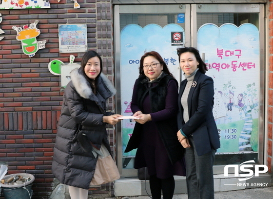 NSP통신-영진사이버대학교 상담심리학과는 SK브로드밴드 경북지부가 북대구지역아동센터에 지역아동을 위한 후원금 전달을 주선했다. 사진은 지난 11일 우혜경 SK브로드밴드 대구기업고객팀 매니저, 최선희 북대구지역아동센터장, 변외진 상담심리학과 교수가 후원금 전달에 포즈를 취한 모습(왼쪽부터). (영진전문대학)
