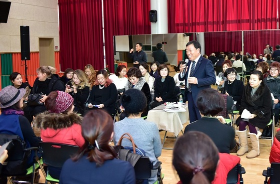 NSP통신-안산시 사람중심 이야기마당 42번째 미용인과의 대화에서 제종길 안산시장이 인사말을 하고 있다. (안산시)