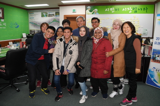 NSP통신-말레이시아 SMK TAMSN TUANKU JAAFAR 고등학교 학생, 교사, 학부모가 오산시청을 방문해 곽상욱 오산시장과 기념촬영을 하고 있다. (오산시)