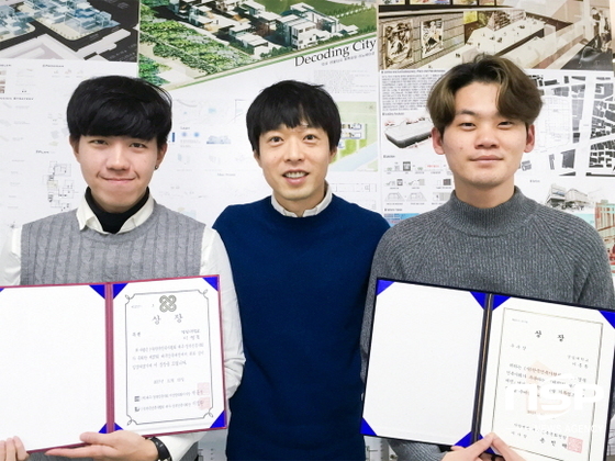 NSP통신-우수상을 수상한 이홍환 학생(오른쪽), 특선을 수상한 이영목 학생(왼쪽)과 김병주 지도교수(가운데). (경일대학교)