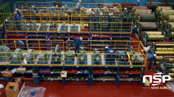 NSP통신-포항제철소 STS압연부 직원들이 생산성 향상을 위해 설비 및 자재 등을 점검, 정리하고 있다. (포항제철소)