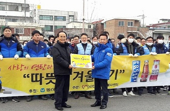 NSP통신-사랑의 이온데이 연탄배달 봉사 (동아오츠카 제공)