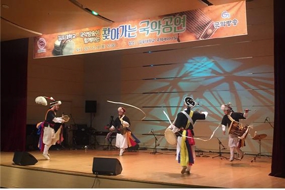 NSP통신-14일 김포대학교 국제관에서 찾아가는 국악공연 국악 중 실내악기 팀 동이문 공연이 진행되고 있다. (김포대학교)
