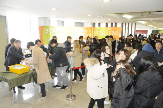 NSP통신-18일 유한대학교 학생식당 중앙로에서 이권현 총장 및 보직자들이 재학생들을 격려하기 위해 간식꾸러미를 나눠주고 있다. (유한대학교)