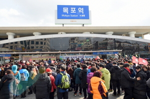 [NSP PHOTO]목포시 찾은 코레일 전세열차 관광객