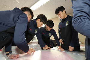 [NSP PHOTO]경주한수원축구단, 아동양육시설 봉사활동 및 기부금 전달