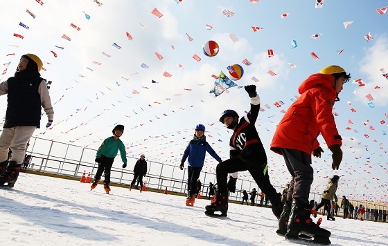 NSP통신-▲보령시가 지난 15일 대천해수욕장 스케이트 테마파크장 운영을 시작했다. (보령시)