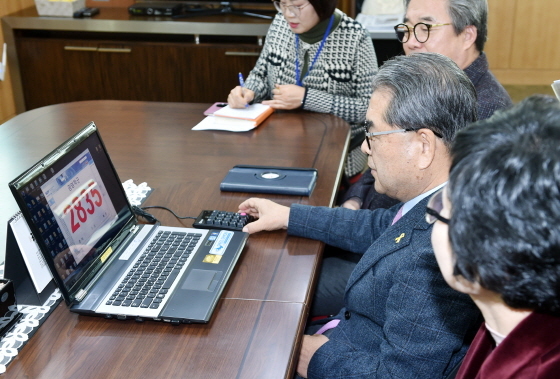 NSP통신-이재정 경기도교육감이 2018학년도 평준화지역 후기고교 학군별 수험번호 기점을 추첨하고 있다. (경기도교육청)