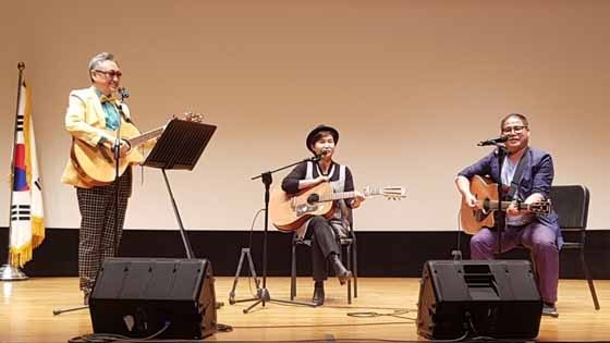 NSP통신-▲지역 나눔과 봉사활동을 활발히 전개 중인 오산시 기타동호회 아르페지오 통기타. 사진 왼쪽이 개그맨 출신 방송인 권영찬 형으로 알려진 권영대 신임 회장.