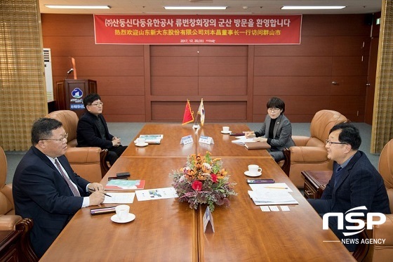 NSP통신-중국 산둥신다둥 유한공사의 류번창(柳本昌) 회장(왼쪽)이 군산시청을 방문해 한준수 부시장(오른쪽)과 면담을 하고 있다.