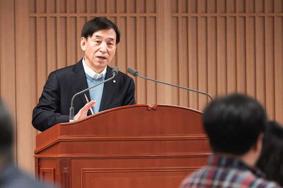 NSP통신-20일 한국은행 본점에서 열린 출입기자와의 송년만찬간담회에서 이주열 한국은행 총재가 기자들의 질문에 답하고 있다. (한국은행)