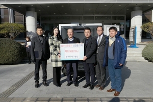 [NSP PHOTO]경주 60축구클럽, 소외된 가정에 130만원 상당 백미 기탁