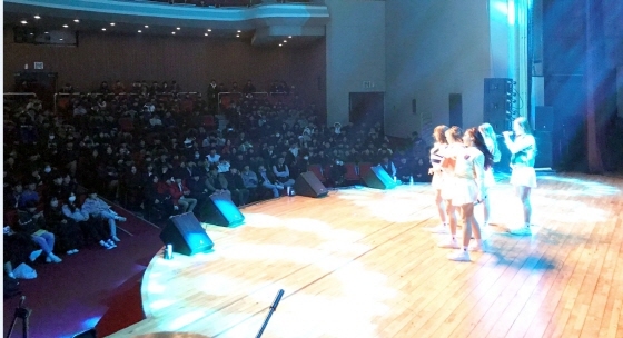 NSP통신-21일 평택시 남부문화예술회관 대공연장에서 열린 고3 청소년 힐링 콘서트 모습. (평택시)