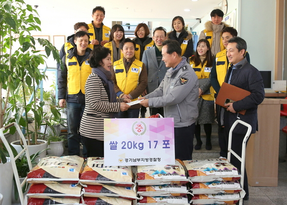 NSP통신-22일 수원 영화동 감천장 요양원에서 경기남부지방경찰청 관계자들이 위문품을 전달하는 가운데 기념촬영을 하고 있다. (경기남부경찰청)