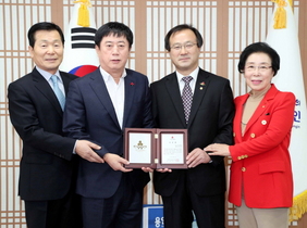 [NSP PHOTO]김명돌 광교 세무법인 대표, 장학금 1억원 기탁