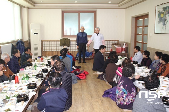 NSP통신-강호천 군산 해녀일식 대표(오른쪽)가 경로당연합회 어르신들을 초청해 식사를 대접하고 있다.