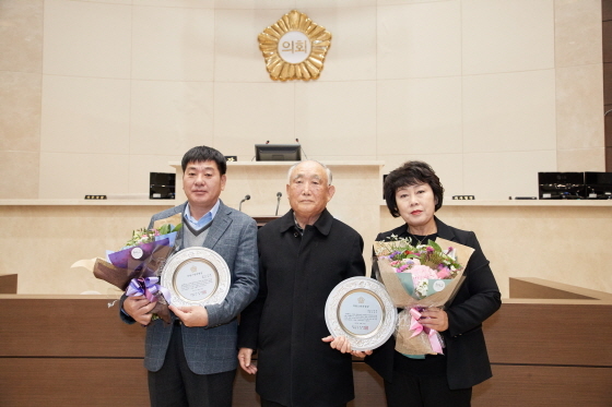 NSP통신-지역사회 발전과 시민복지 향상에 기여한 자랑스러운 의원상 김상수, 고찬석 의원 수상. (용인시의회)