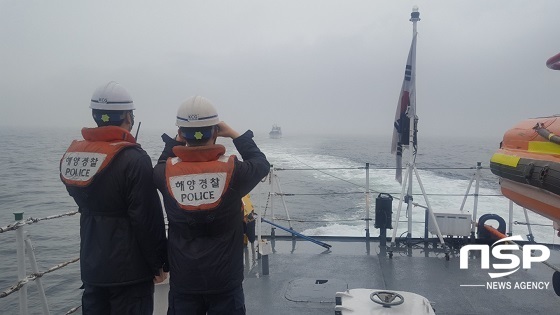 [NSP PHOTO]군산해경, 스크루에 폐어망 감겨 표류하던 어선 구조
