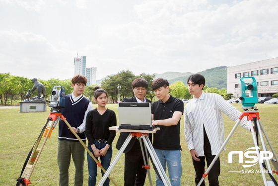 NSP통신-경일대 부동산지적학과 학생들이 측량장비를 활용하여 현장실습을 하고 있다. (경일대학교)