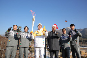[NSP PHOTO]평창올림픽 성화, 25일 봉화 산타마을서 V-트레인 이색봉송