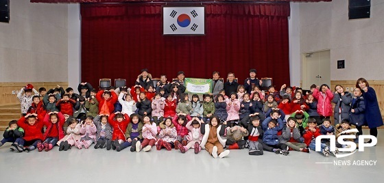 [NSP PHOTO]장수초교, 진로박람회 수익금 이웃돕기 성금 기탁