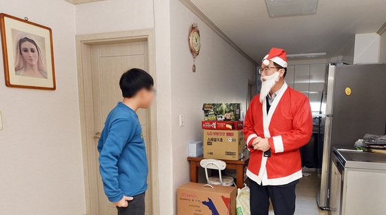 NSP통신-김포시에서 3년째 이어오는 산타선물 나눔 봉사 모습. (김포시)