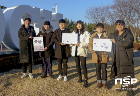 NSP통신-제18회 대한민국 안경디자인 공모전에서 대상을 받은 산업디자인과 4학년 이은탁‧김혜민 학생(사진 왼쪽 셋째 넷째)과 특선을 받은 임진혁 학생(사진 왼쪽둘째)이 안경광학과 학생들의 축하를 받으며 수상 작품의 디자인을 보여주고 있다. (대구가톨릭대학교)