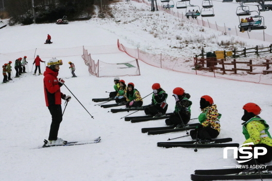 NSP통신-스키스쿨 참가학생들 즐거워하고 있다. (계명문화대학교)