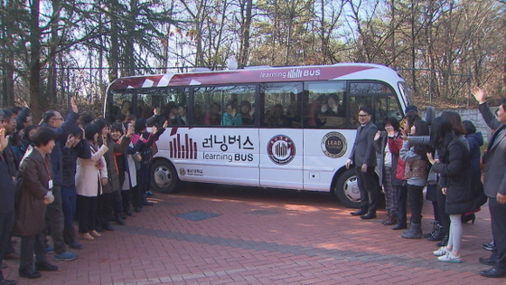 NSP통신-학습버스 발대식에서 학생들과 교직원들이 기념촬영을 하고 있다. (호산대학교)