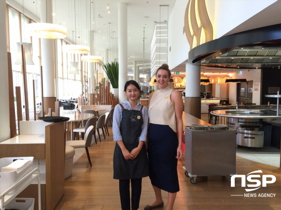 NSP통신-영진전문대학 재학 중 국고지원 글로벌현장학습에 참여한 김채원씨가 지난달 29일 글로벌현장학습 모범생으로 교육부장관 표창을 받았다. 사진은 호주 시드니의 노보텔 달링하버(Novotel Sydney Darling harbour)에 취업한 김 씨가 그의 매니저와 호텔에서 함께 한 모습. (영진전문대학)