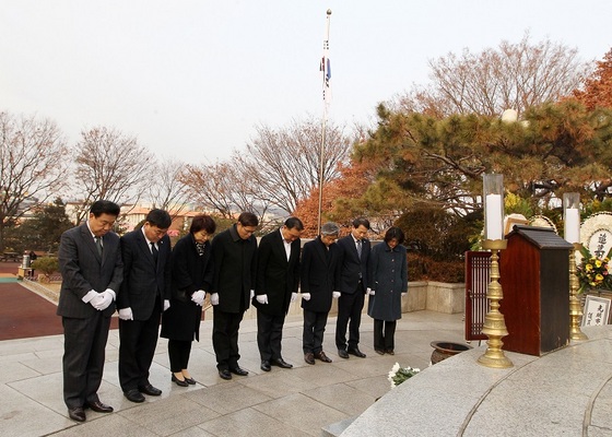 NSP통신-2일 광명시의회 의원들이(사진 왼쪽부터 김기춘, 이영호, 이길숙, 김익찬, 이병주, 나상성, 안성환, 고순희) 철산동 현충탑에서 현충탑 참배 행사를 갖고 무술년(戊戌年) 새해를 시작하고 있다. (광명시의회)