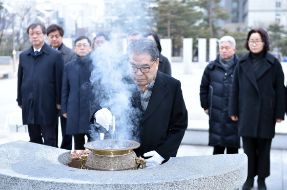 NSP통신-이재정 경기도교육감이 2018년 첫 일정으로 수원시 현충탑에서 참배를 하고 있다. (경기도교육청)